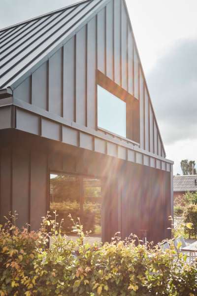 Red-brick house from the 1970s “repackaged” in steel profiles, Bakkelyparken 37, 8680 Ry